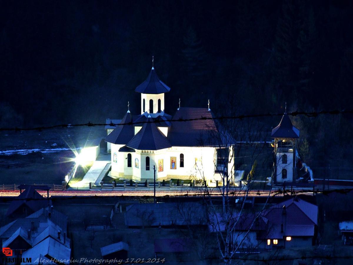 biserica noaptea